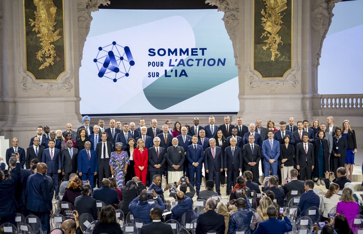 Tổng thống Pháp Emmanuel Macron và Thủ tướng Ấn Độ Narendra Modi chụp ảnh cùng các nhà lãnh đạo thế giới tại Hội nghị Thượng đỉnh Hành động Trí tuệ nhân tạo (AI) tại thủ đô Paris tháng 2/2025 (Ảnh: ANI)