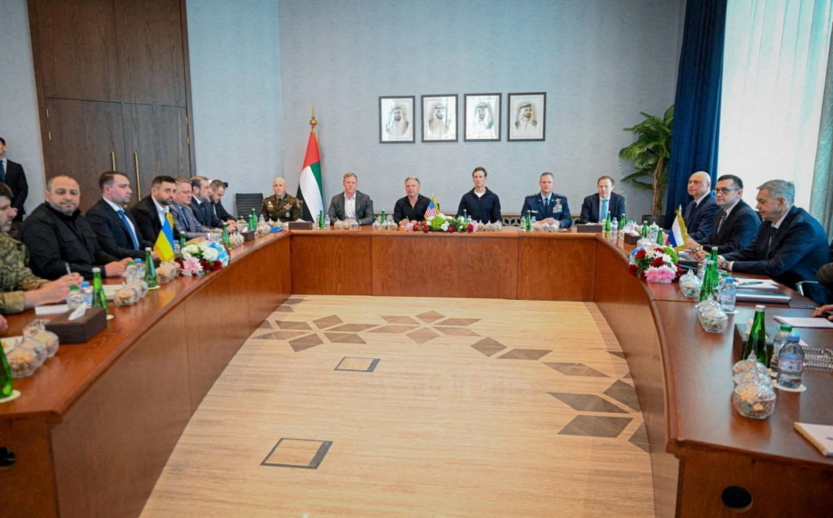 Các thành viên của phái đoàn Mỹ, Nga và Ukraine tham gia vòng đàm phán ba bên thứ hai tại Abu Dhabi, Các Tiểu vương quốc Arab thống nhất (UAE) ngày 4/2/2026. Ảnh: Reuters