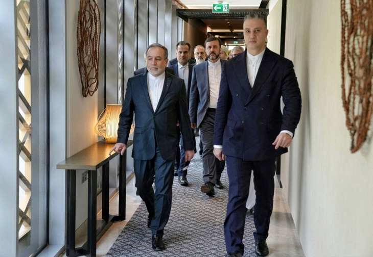 Ngoại trưởng Iran Abbas Araghchi và phái đoàn tháp tùng khởi hành đến địa điểm đàm phán tại Muscat, Oman ngày 6/2 (Ảnh: REUTERS)