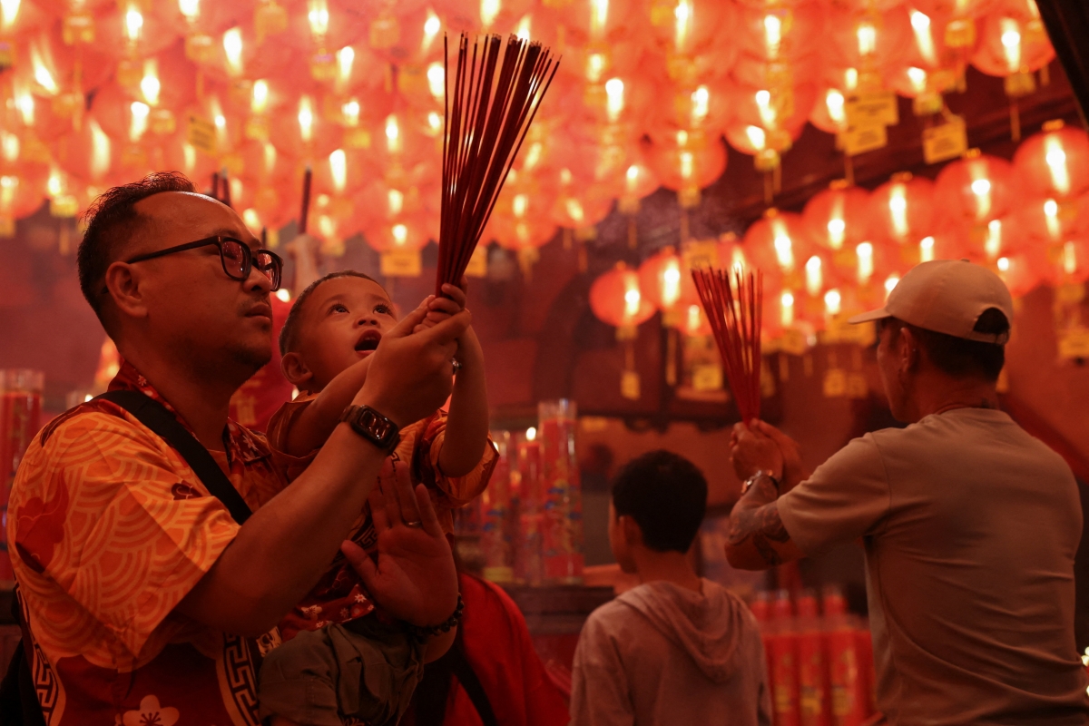 Hình ảnh người dân cầu nguyện đón Năm mới 2026 ở ngoại ô Jakarta, Indonesia. Ảnh: Reuters