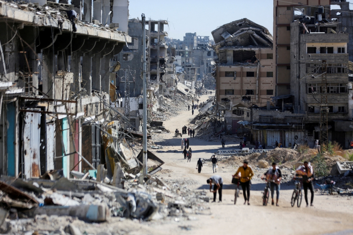 Cảnh tượng đổ nát tại một khu phố ở Gaza. Ảnh: Reuters