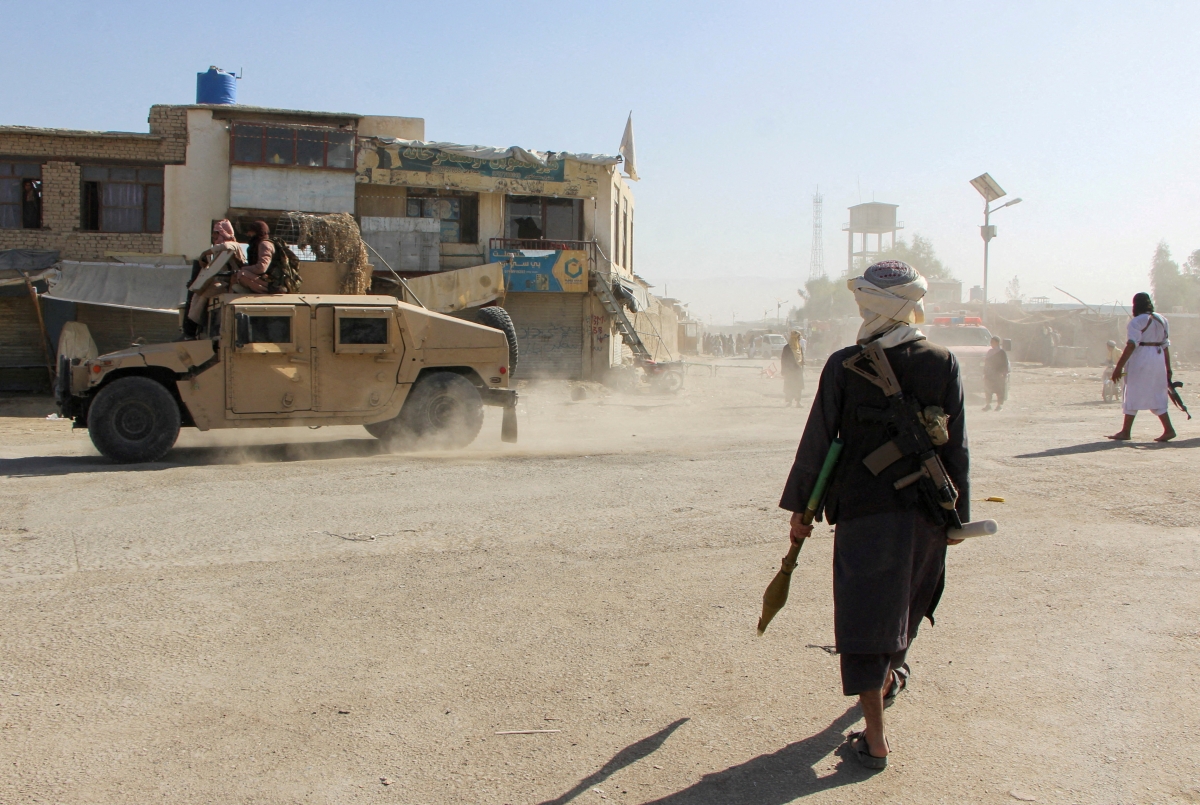 Lực lượng Taliban tuần tra gần biên giới Afghanistan - Pakistan ở tỉnh Kandahar sau các cuộc tấn công đáp trả nhau giữa hai bên. Ảnh: Reuters