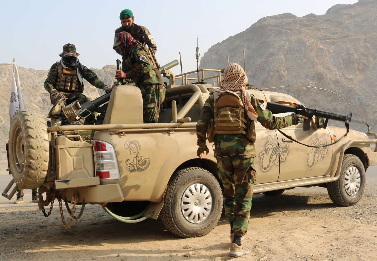 Các tay súng Taliban chất bệ phóng tên lửa lên một phương tiện gần biên giới Torkham. Ảnh: Reuters