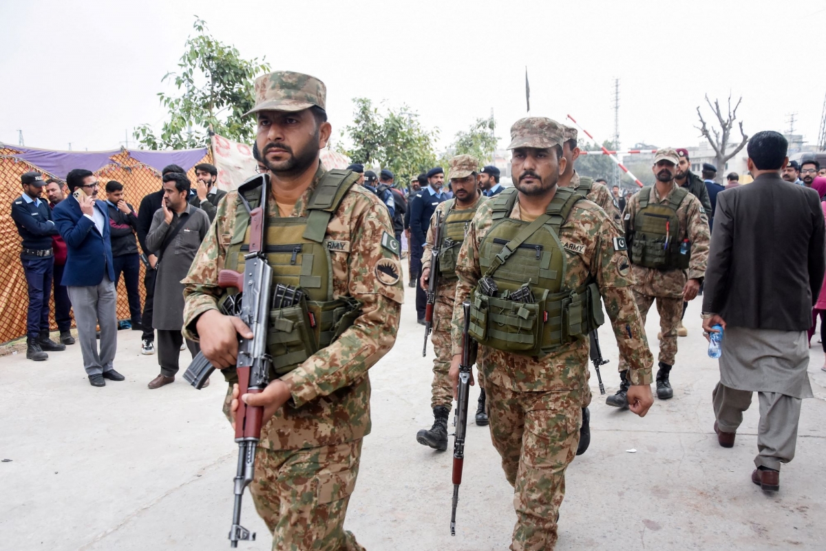 Quân đội Pakistan điều động lực lượng tới hiện trường vụ đánh bom tự sát ở ngoại ô Islamabad nhằm ổn định tình hình. Ảnh: Reuters.