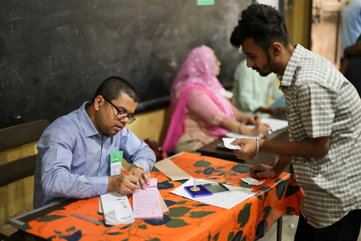 Một người dân Bangladesh làm thủ tục tại điểm bỏ phiếu ở thủ đô Dhaka sáng 12/2. Ảnh: Reuters