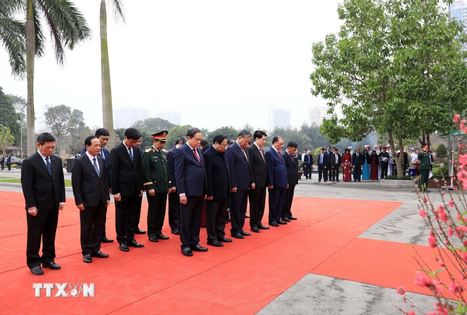 Các đồng chí lãnh đạo Đảng, Nhà nước, nguyên lãnh đạo Đảng, Nhà nước đã đến đặt vòng hoa, dâng hương kính viếng các vị tiền bối cách mạng và các Anh hùng Liệt sĩ tại Nghĩa trang Mai Dịch - Hà Nội.