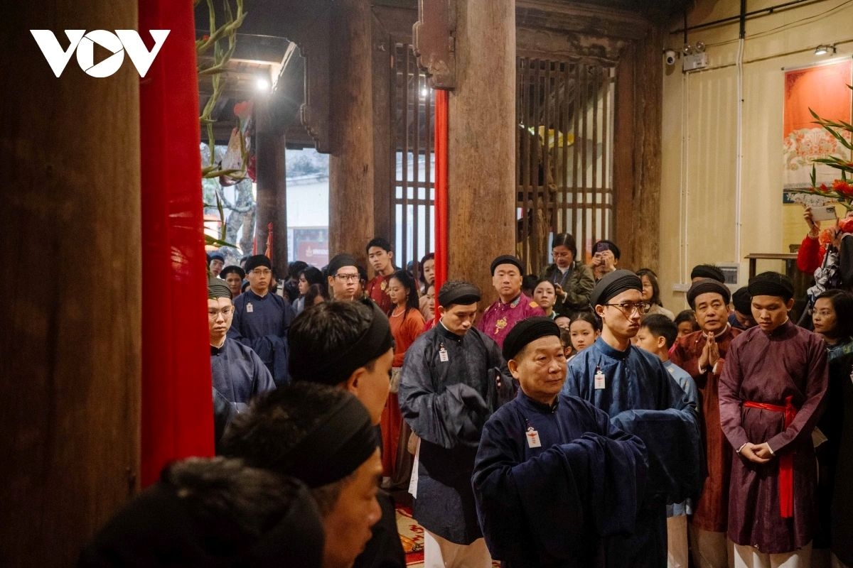 Within the ancient architectural setting of a communal house nestled in the heart of the city, the Cáo Yết ritual is conducted with the participation of village elders, ceremonial officials, and large numbers of residents and visitors. Wafts of incense smoke and the sound of ritual music create a sacred atmosphere, reviving a long-standing form of traditional Vietnamese spiritual practice.