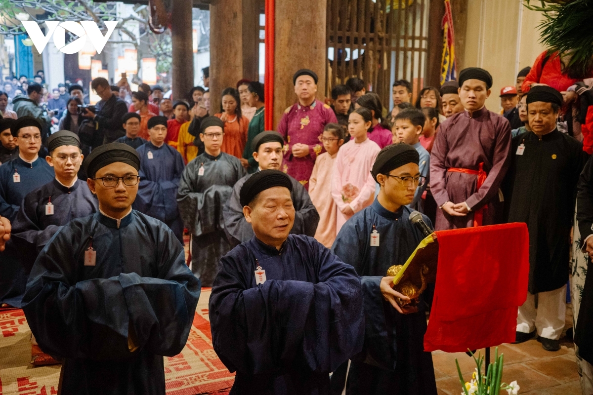 Wearing traditional ceremonial attire, the ritual delegation carries out incense offerings, recites ritual prayers, and performs each step of the ceremony in accordance with ancient customs. Every movement is executed with care and precision, strictly following the conventions of traditional Vietnamese village rituals, expressing reverence for the Tutelary Deity regarded as the protector and unifying spiritual figure of the community.
