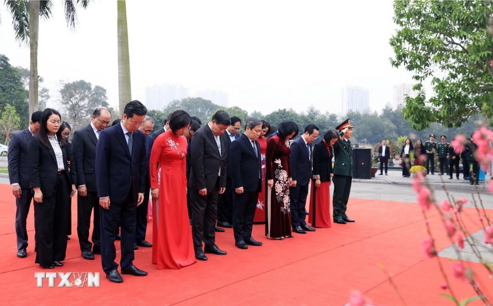 Đoàn đại biểu Thành ủy, Hội đồng Nhân dân, Ủy ban Nhân dân, Ủy ban Mặt trận Tổ quốc Việt Nam thành phố Hà Nội đặt vòng hoa, dâng hương tưởng nhớ các vị tiền bối cách mạng và các Anh hùng, liệt sỹ tại Nghĩa trang Mai Dịch. 