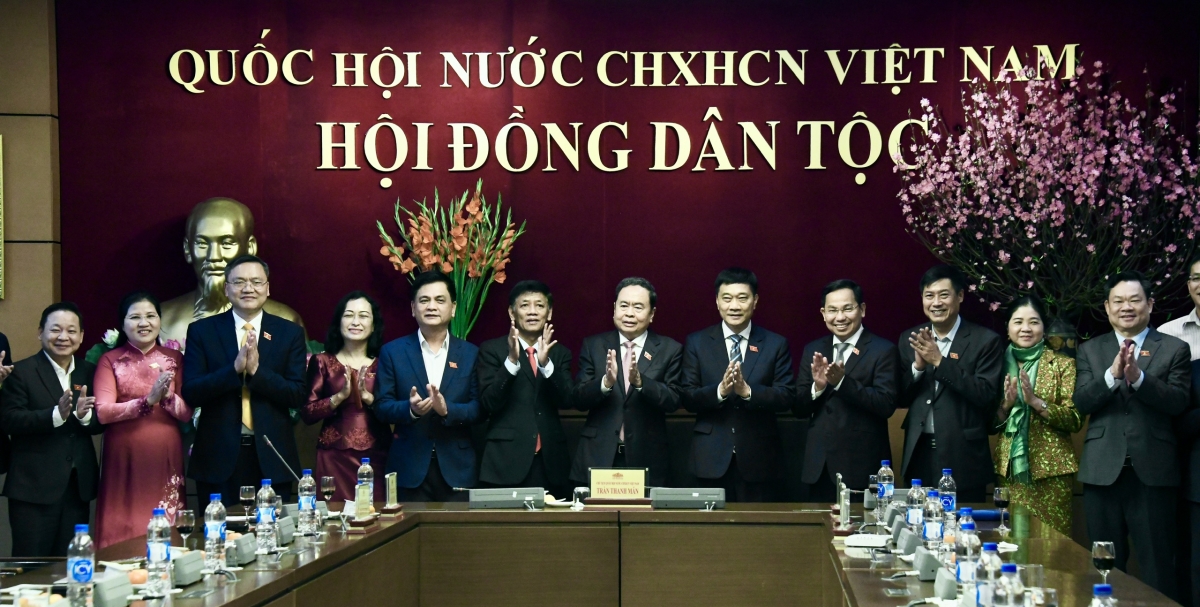 Chủ tịch Quốc hội Trần Thanh Mẫn chúc mừng những kết quả đạt được của Hội đồng Dân tộc 