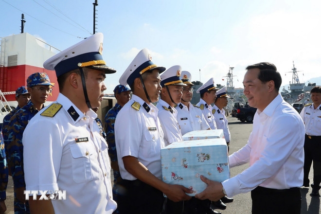 Lãnh đạo Tỉnh ủy Khánh Hoà tặng quà cho các lực lượng làm nhiệm vụ bầu cử sớm ở đặc khu Trường Sa. (Ảnh: TTXVN)