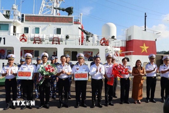 Lãnh đạo Tỉnh ủy Khánh Hoà tặng quà cho các lực lượng làm nhiệm vụ bầu cử sớm ở đặc khu Trường Sa. (Ảnh: TTXVN
