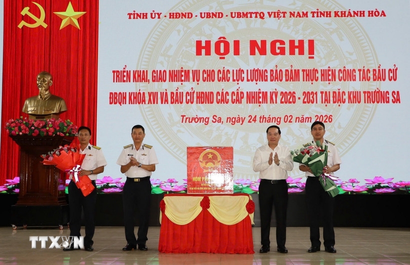 Đồng chí Hồ Xuân Trường và Chuẩn đô đốc Nguyễn Anh Tuấn tặng hoa cho các lực lượng thực hiện công tác bầu cử đại biểu Quốc hội khóa XVI và đại biểu Hội đồng Nhân dân các cấp, nhiệm kỳ 2026-2031 tại đặc khu Trường Sa. (Ảnh: TTXVN)