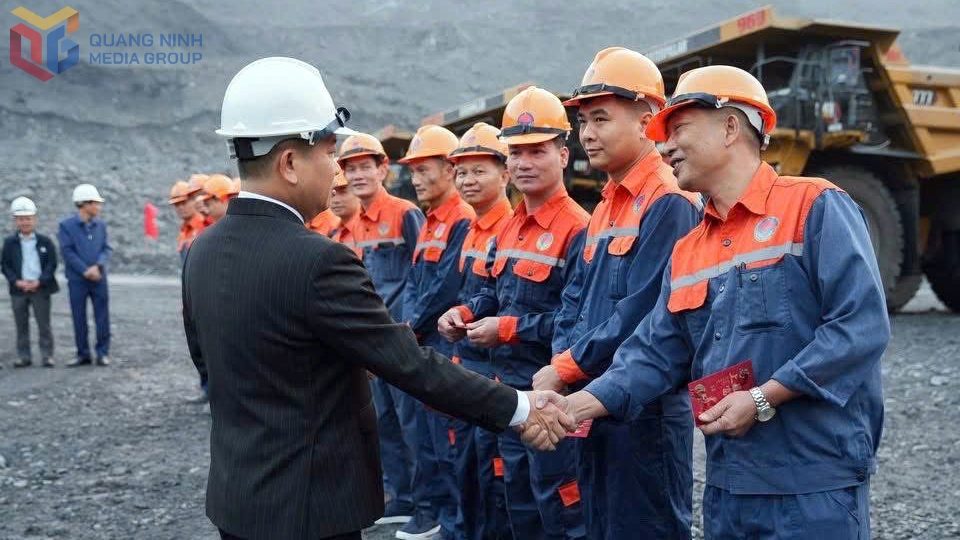 Lãnh đạo Công ty CP Than Cao Sơn lì xì đầu xuân và động viên công nhân tại Lễ ra quân sản xuất đầu năm mới - Ảnh: baoquangninh