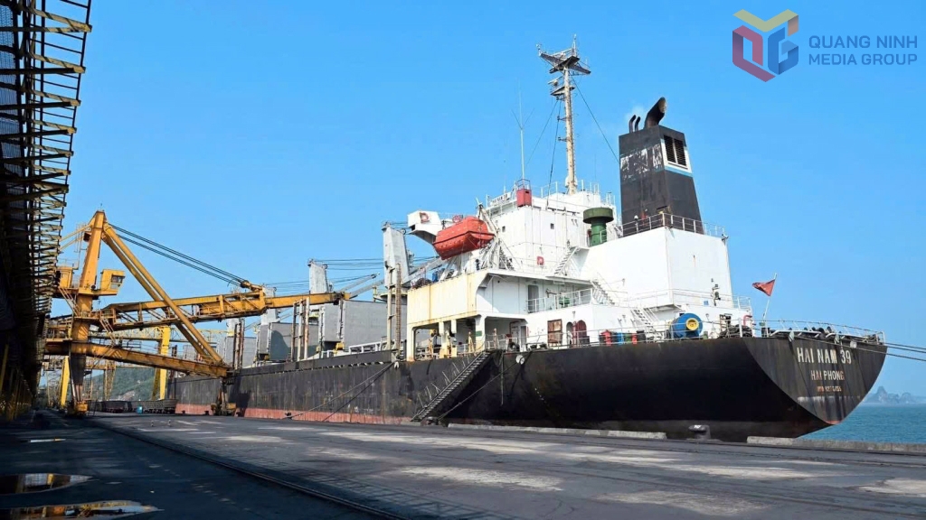 Hoạt động tiêu thụ than trong những ngày đầu năm mới tại Công ty Tuyển than Cửa Ông - Ảnh: baoquangninh