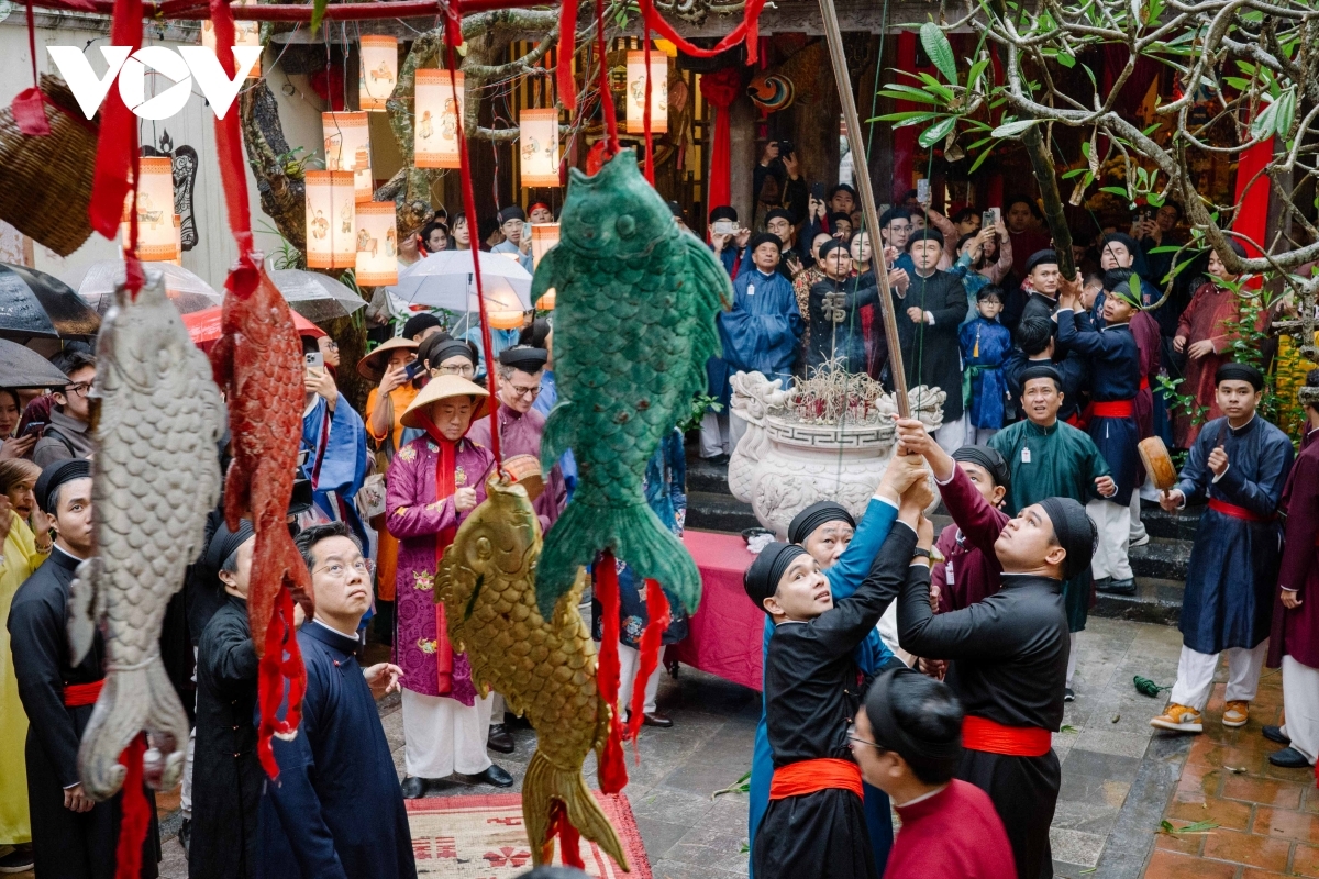 Local residents and visitors watch attentively as the Nêu pole–raising ritual takes place, reflecting strong public interest in traditional Lunar New Year customs. The activity offers valuable insight, especially for younger generations, into the cultural and spiritual significance embedded in Vietnam’s festive traditions.