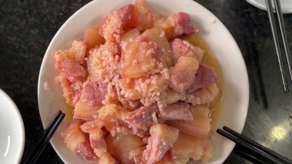 Thịt có vị chua nhẹ, hòa quyện vị ngọt của cơm nếp, vị cay ấm của gừng và hương thơm đặc trưng của men lá rừng