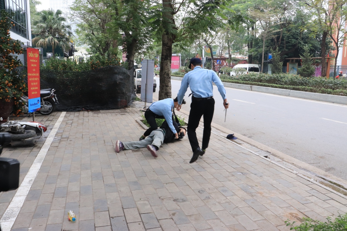 Bảo vệ khống chế đối tượng