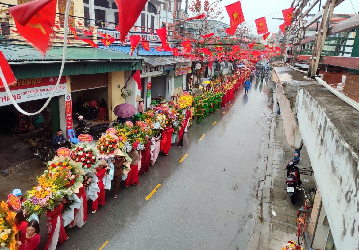 Kiệu được rước quanh làng trong tiếng trống hội rền vang. Người dân hai bên đường thành kính dâng hương, cầu mong một năm mưa thuận gió hòa, mùa màng bội thu, gia đình bình an.