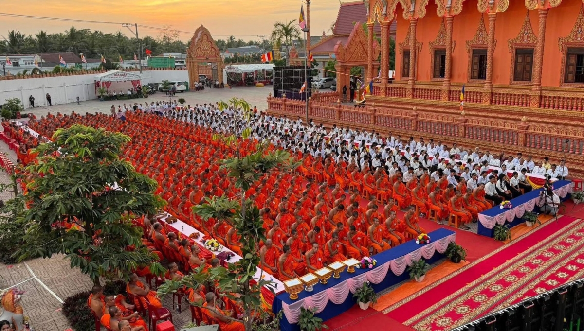 Các tăng sinh, học sinh tham dự kỳ thi tốt nghiệp Sơ cấp và Trung cấp Phật học năm học 2025-2026 tại chùa Kinh Xáng, xã Phong Thạnh, tỉnh Vĩnh Long