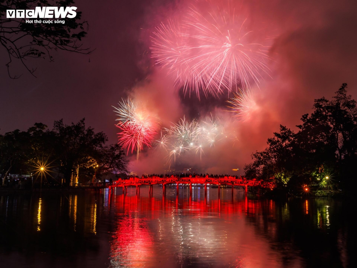 The pedestrian zone surrounding Hoan Kiem Lake in Hoan Kiem Ward is among the designated locations for high-altitude fireworks displays in Hanoi, drawing large crowds who gathered to witness the midnight spectacle.
