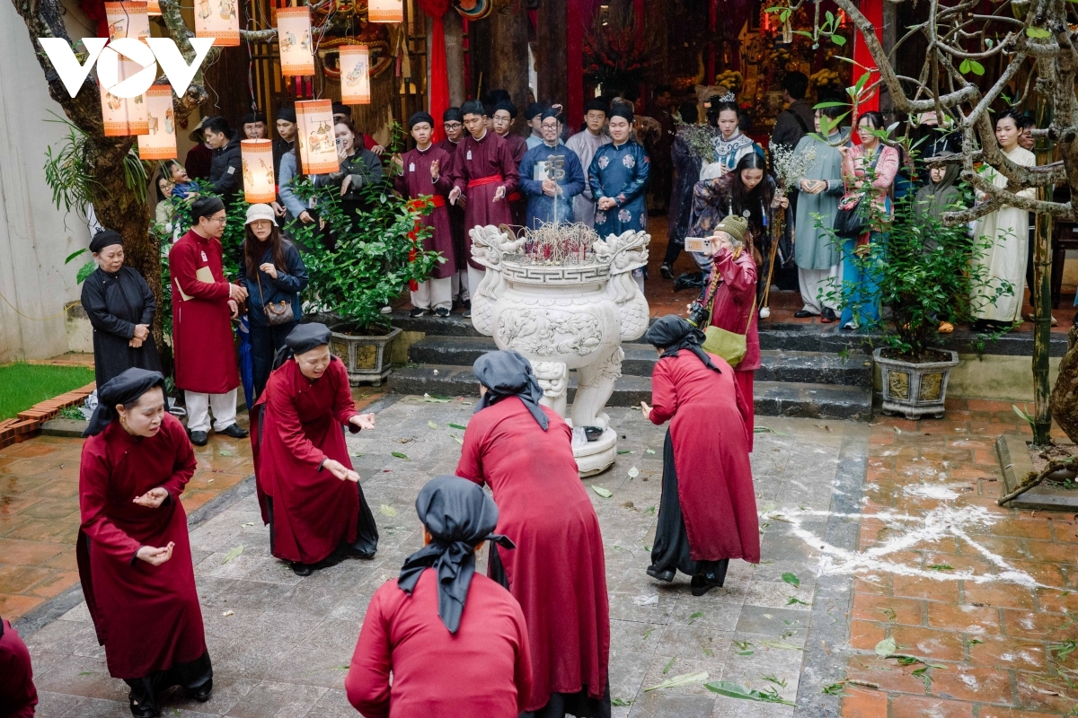 The Xoan singing performance recreates early-year rituals praying for good harvests and blessings - one of the most important performance layers of this folk art form closely associated with the worship of the Hung Kings. Female Xoan performers, dressed in traditional costumes, carry out gentle, flowing dance movements in harmony with the distinctive rhythm of bamboo clappers. Each verse conveyed wishes for peace, prosperity and abundant crops in the new year, reflecting the rich spiritual life of agricultural communities in Vietnam’s northern midland region.
