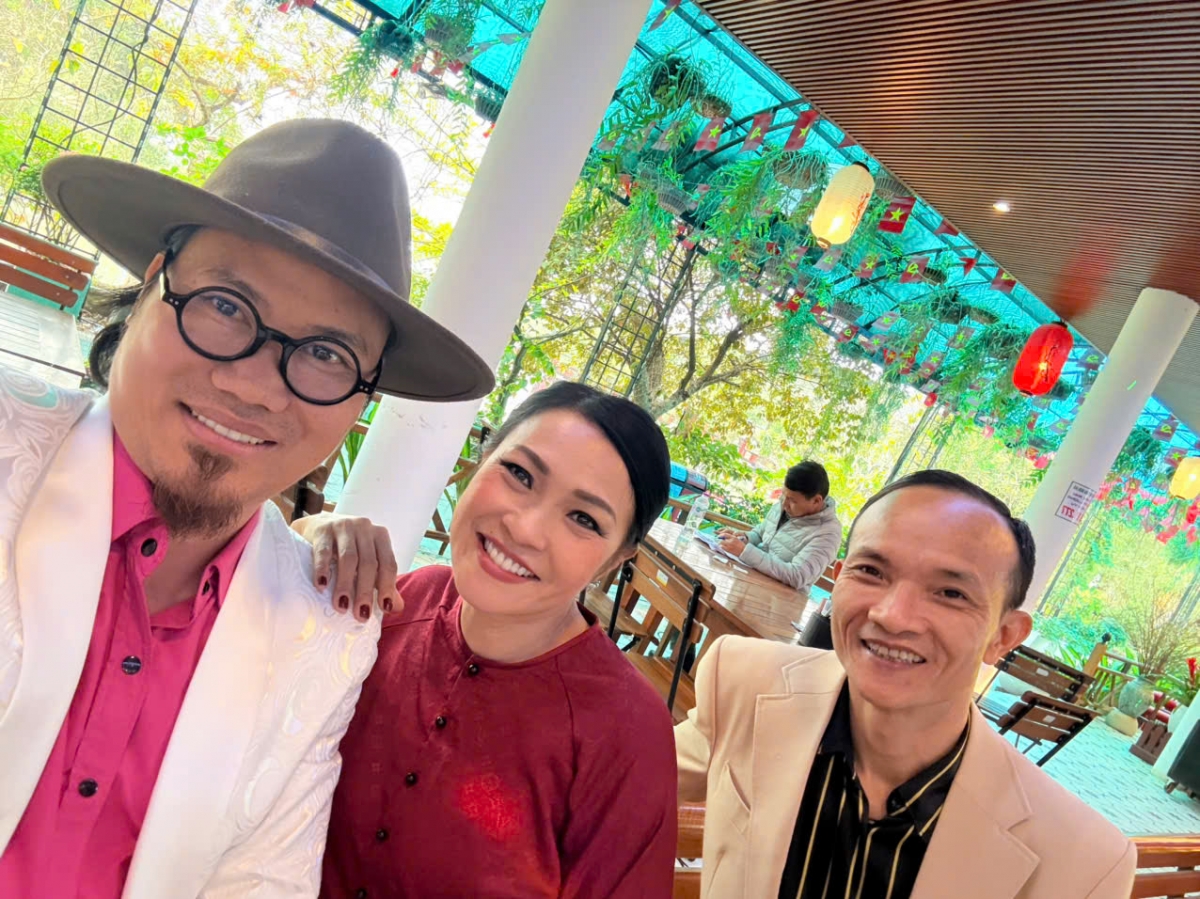 Từ trái qua: Nghệ sĩ Vượng Râu, ca sĩ Phương Thanh