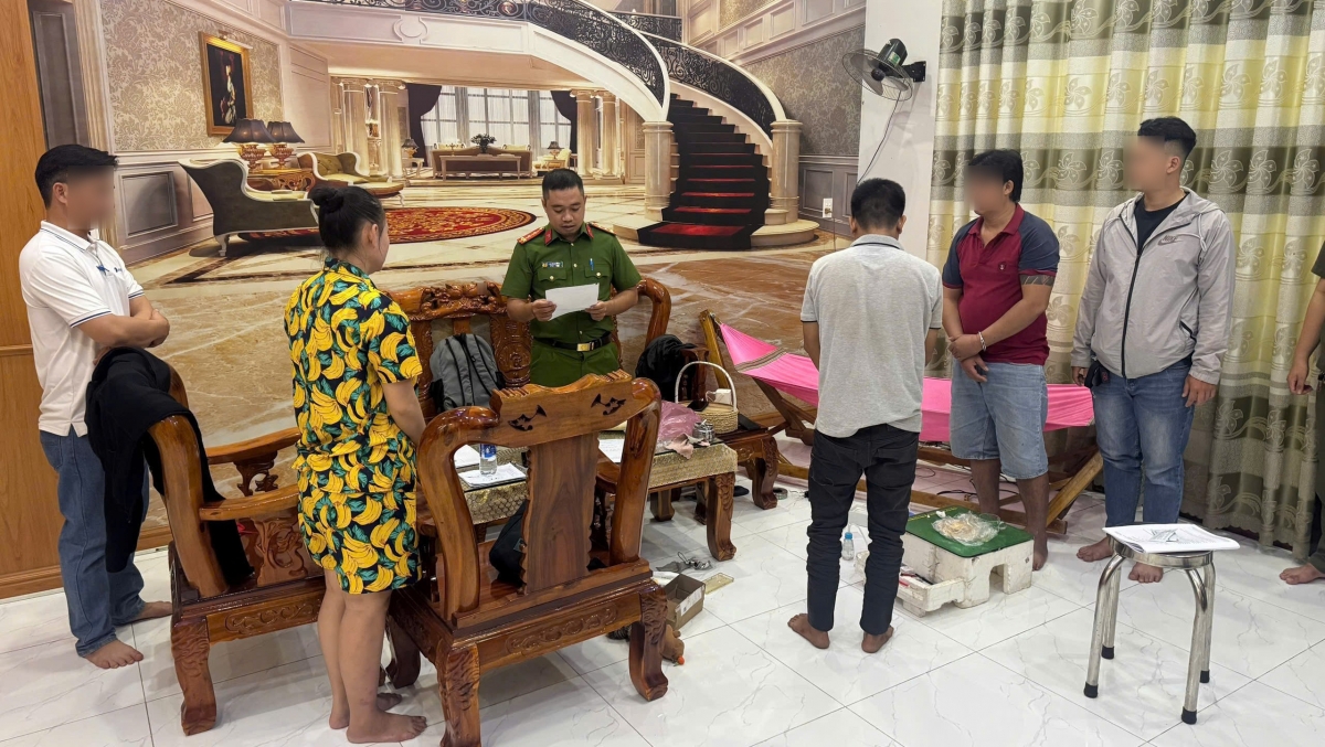 Công an đọc lệnh bắt các đối tượng có liên quan đến đường dây ma túy liên tỉnh.