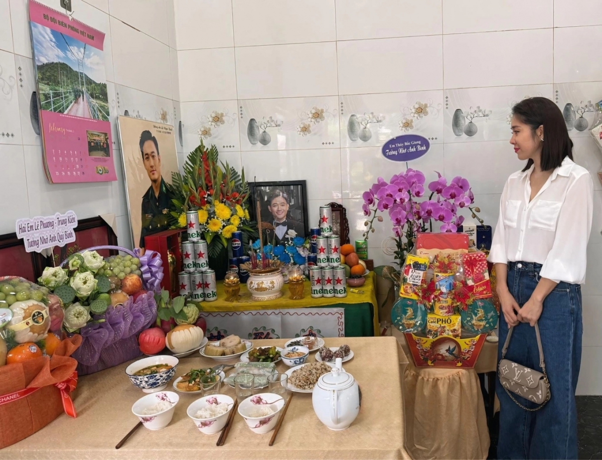 Diễn viên Lê Phương cùng một số đồng nghiệp như Thanh Thức, Hà Vân... về Hóc Môn thắp hương cho Quý Bình trong ngày giỗ đầu của anh.