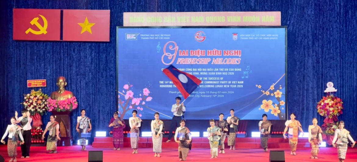 Điệu múa Lào do các bạn sinh viên Lào đang học tập tại TP.HCM trình diễn
