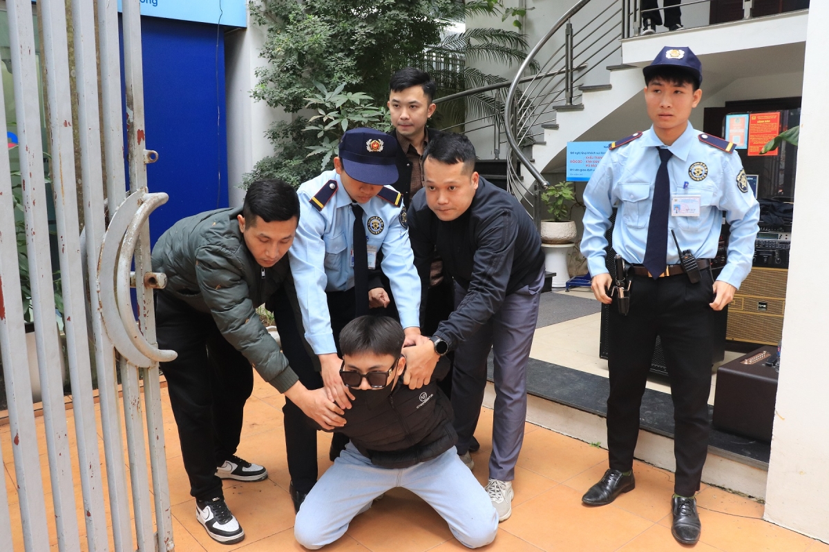 Các đối tượng bị khống chế, bảo đảm an toàn tuyệt đối cho cán bộ, nhân viên và khách hàng tại Phòng giao dịch.