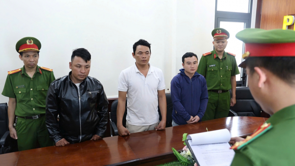 3 đối tượng đổ chất thải xây dựng như xà bần, đất đá