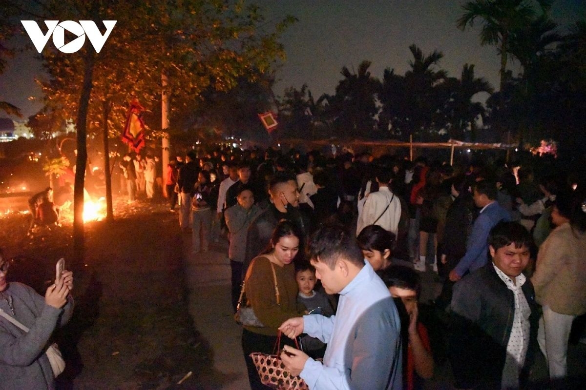 This year, thousands of locals and tourists from across the country flock to the Âm Dương Market on the night of the 4th Lunar New Year day, creating scenes described as a sea of people.
