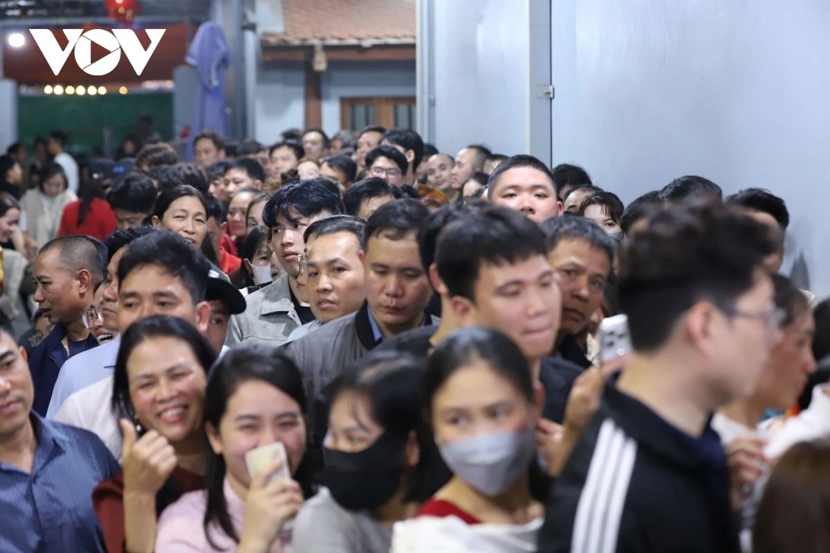 The festival space stretches nearly six kilometres across Vu Ban and Hien Khanh communes, where visitors combine shopping at the market with offering incense at the Phu Day Relic Complex - the country’s largest Mother Goddess worship centre and the birthplace of the Vietnamese practice of Mother Goddess worship of the Three Realms.