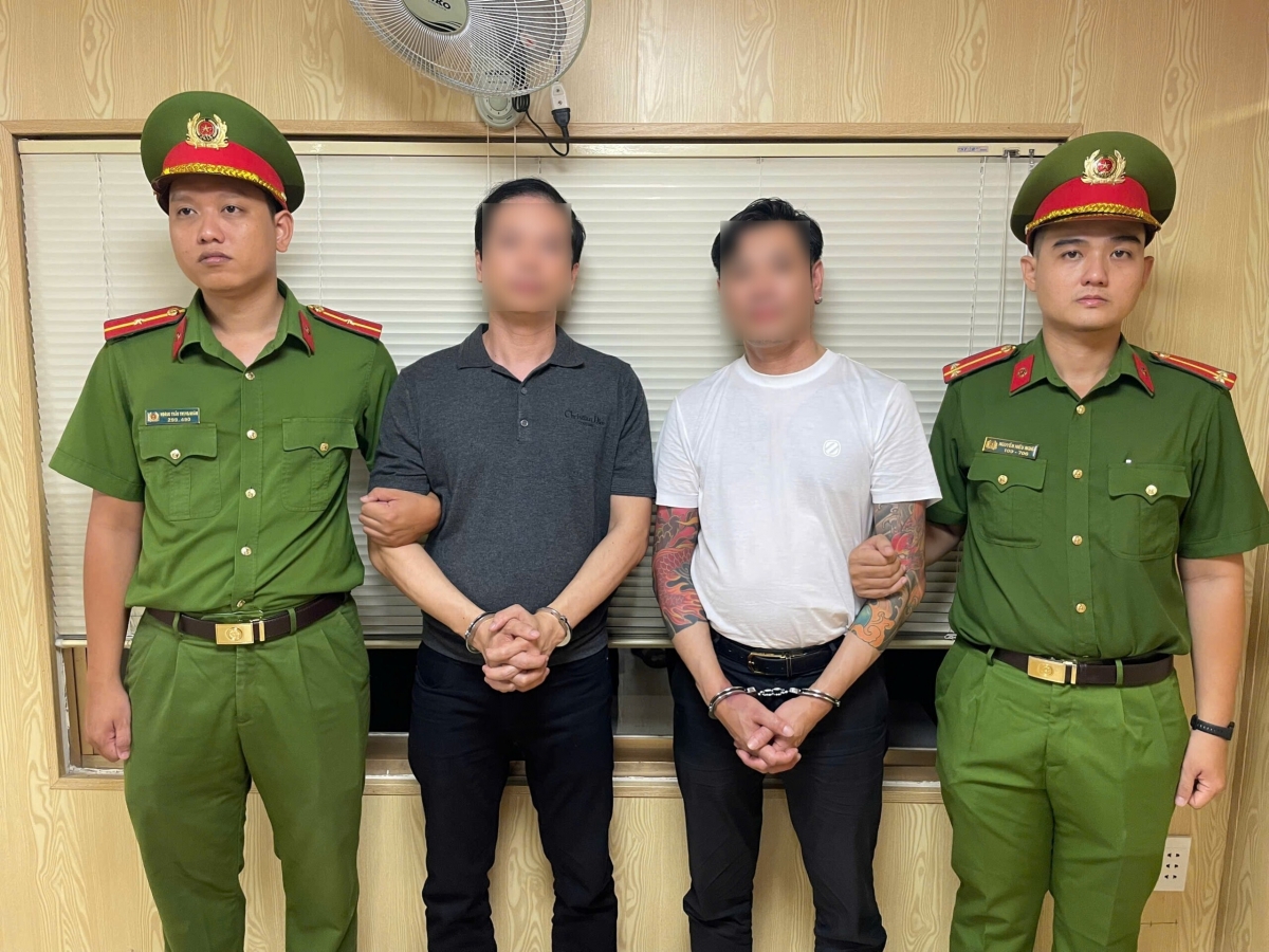 Công an bắt tạm giữ hai đối tượng gây rối.