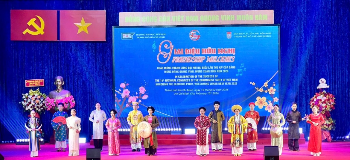 Giới thiệu bộ sưu tập áo dài Việt Nam qua các thời kỳ (ảnh: Trung Hiếu)