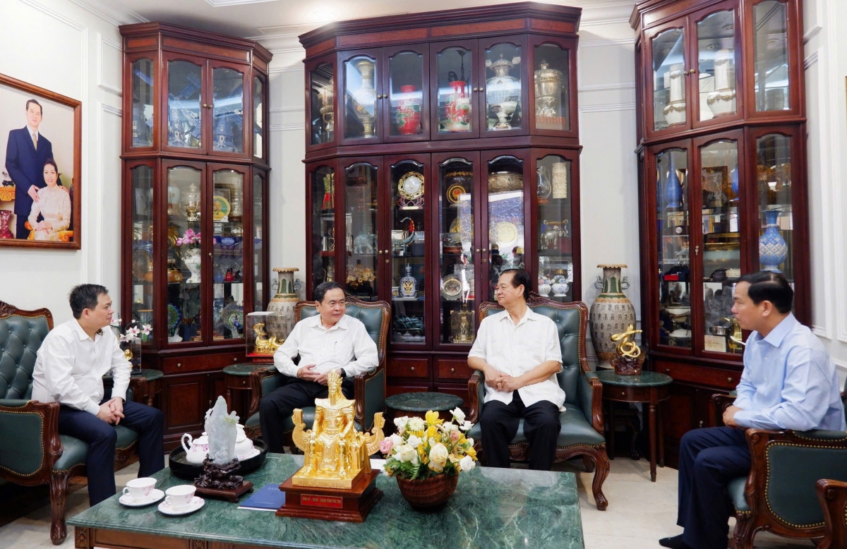 Chủ tịch Quốc hội thăm, chúc Tết nguyên Thủ tướng Chính phủ Nguyễn Tấn Dũng.