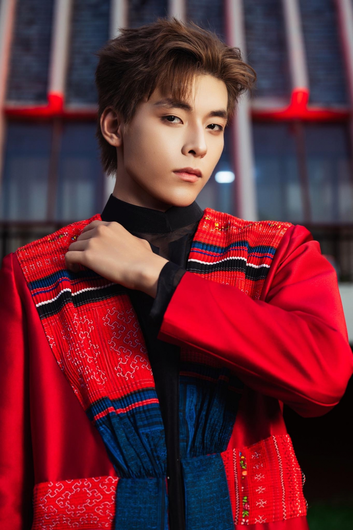 Trước câu hỏi liên quan đến những ồn ào cũ của Vĩnh Đam, đạo diễn Trấn Thành cho biết anh không đặt nặng những tranh cãi trong quá khứ khi lựa chọn diễn viên cho phim. Theo Trấn Thành, điều quan trọng nhất với anh là khả năng diễn xuất, thái độ làm việc và sự phù hợp với vai diễn ở thời điểm hiện tại.