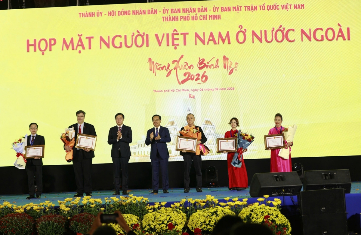 Trao Bằng khen của UBND TP.HCM cho các cá nhân và tập thể người Việt Nam ở nước ngoài có nhiều thành tích tiêu biểu