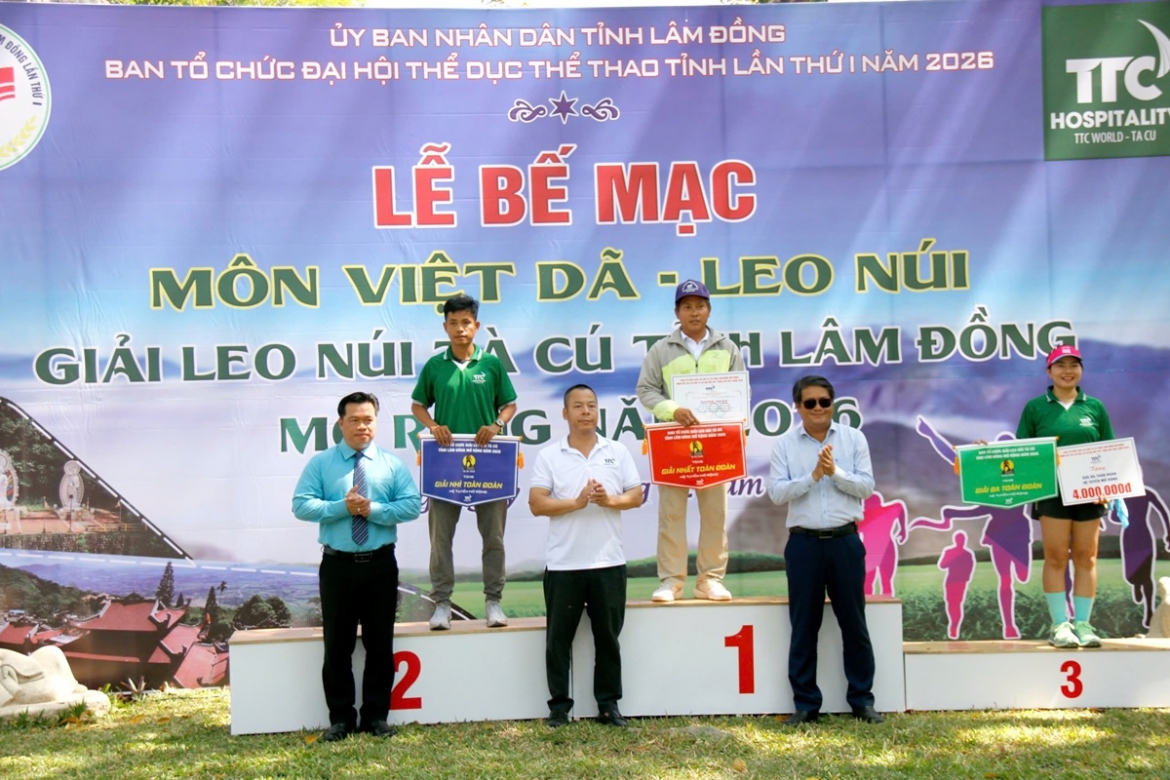 Ban tổ chức trao giải cho các vận động viên đạt thành tích cao. Ảnh: B.H