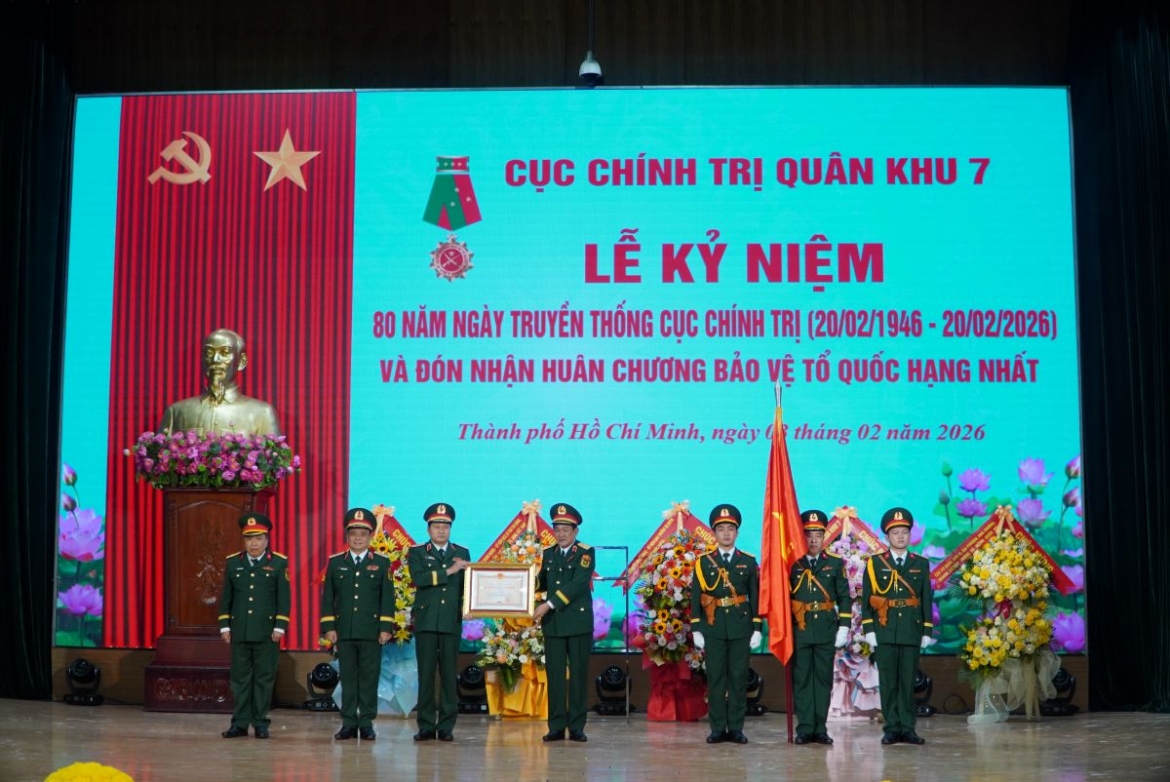 Thượng tướng Võ Minh Lương, Thứ trưởng Bộ Quốc phòng trao tặng Huân chương bảo vệ Tổ quốc hạng Nhất cho Cục Chính trị Quân khu 7.