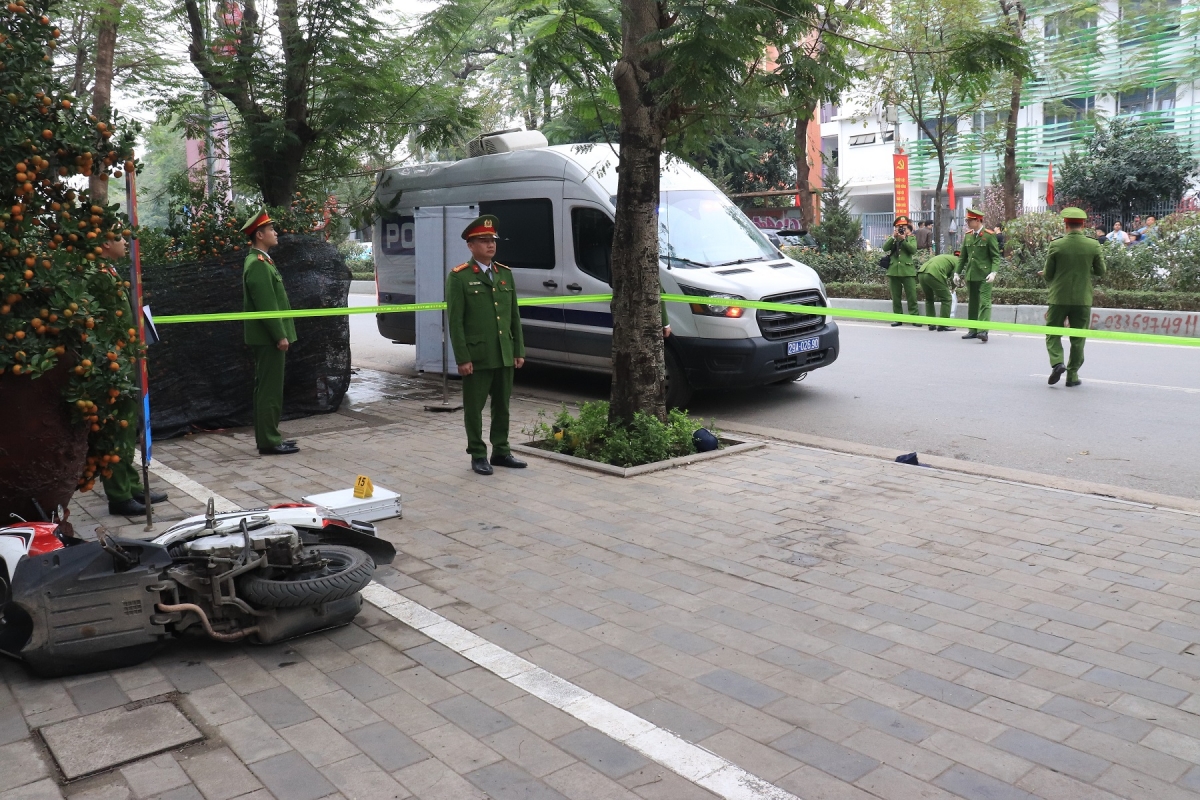 Công an phường Tây Hồ bảo vệ hiện trường vụ việc.