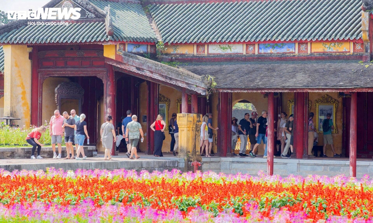 In the early days of the New Year, Hue’s cool weather and light spring drizzle creates favourable conditions for sightseeing activities, cultural performances and traditional royal games, adding to the festive atmosphere.