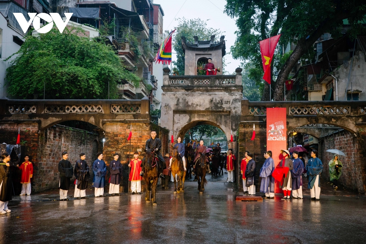 The spring-announcing procession, featuring 15 horses, stands out as a highlight of the event. As the horses move majestically through the Old Quarter, the scene evoks memories of Dai Viet cavalry in history, symbolising strength, valor and the martial spirit embedded in Vietnamese tradition.