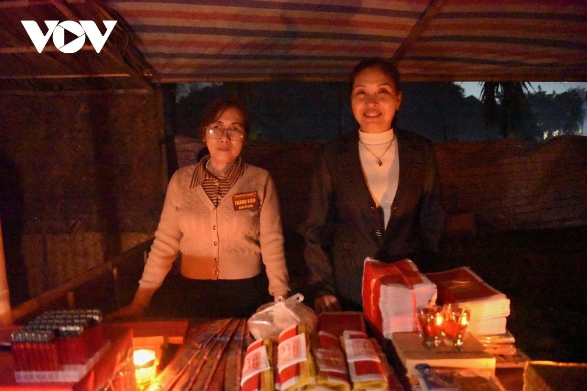 The event attracts not only local residents but also visitors from other provinces and even foreign tourists eager to experience this unique cultural tradition.