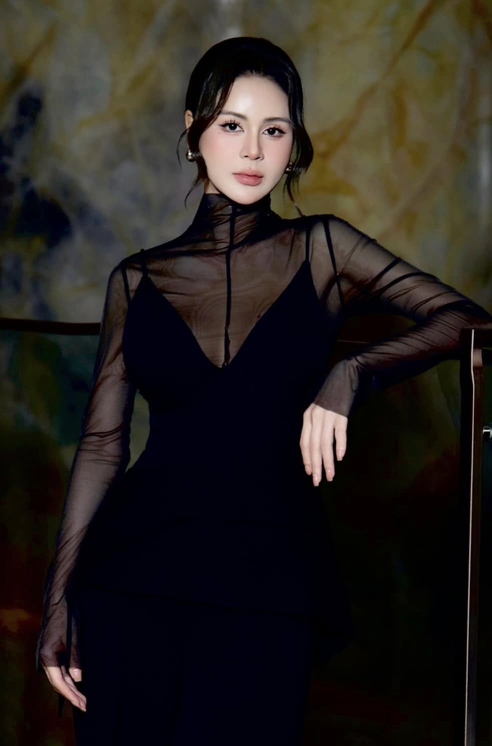 Lương Thu Trang sinh năm 1990, từng học Cao đẳng Nghệ thuật Hà Nội, là diễn viên thuộc Nhà hát Tuổi Trẻ. Bên cạnh sự nghiệp sân khấu, Lương Thu Trang ghi dấu ấn qua nhiều vai diễn trong các phim truyền hình như Những cô gái trong thành phố, Mùa xuân ở lại, Hướng dương ngược nắng, Trạm cứu hộ trái tim... Năm 2025, Lương Thu Trang góp mặt trong bộ phim truyền hình “Dịu dàng màu nắng”. Nữ diễn viên nhận nhiều lời khen về diễn xuất trong những phân cảnh cao trào.