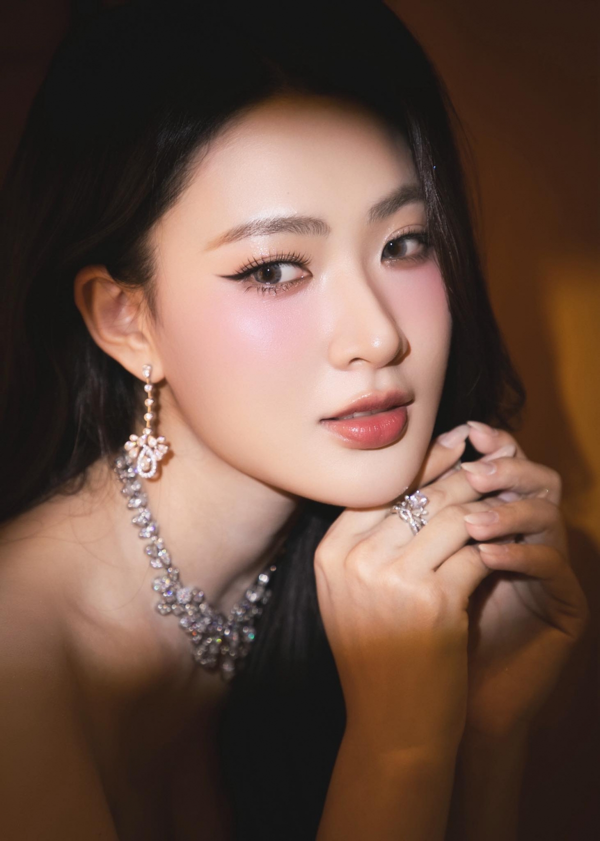 Theo Minh Trang, ban đầu, cô không biết sẽ đóng cùng Steven Nguyễn bởi khi đến casting, cô đóng cùng một nam diễn viên khác. "Khoảng 90% lời thoại của tôi liên quan đến nhân vật Đào Minh Kiên của Steven Nguyễn nên dần dần mọi thứ như 'ngấm' vào mình. Lúc nào tôi cũng mặc định sẽ tập trung nhiều nhất vào bạn diễn này, nên tạo ra những phản ứng hóa học rất tự nhiên", nữ diễn viên chia sẻ.