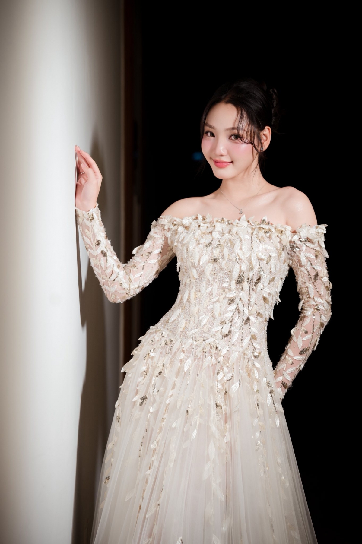 Bên cạnh diễn xuất, Minh Anh thường được mời đóng quảng cáo, làm mẫu ảnh. Hiện cô theo học Phân hiệu Văn hóa, Nhạc viện TP.HCM. Nữ diễn viên cho biết thời gian tới sẽ tham gia các khóa diễn xuất, học hỏi thêm kỹ năng để phát triển lâu dài trong nghề. Người truyền cảm hứng lớn với Minh Anh trong nghề là diễn viên Ninh Dương Lan Ngọc.