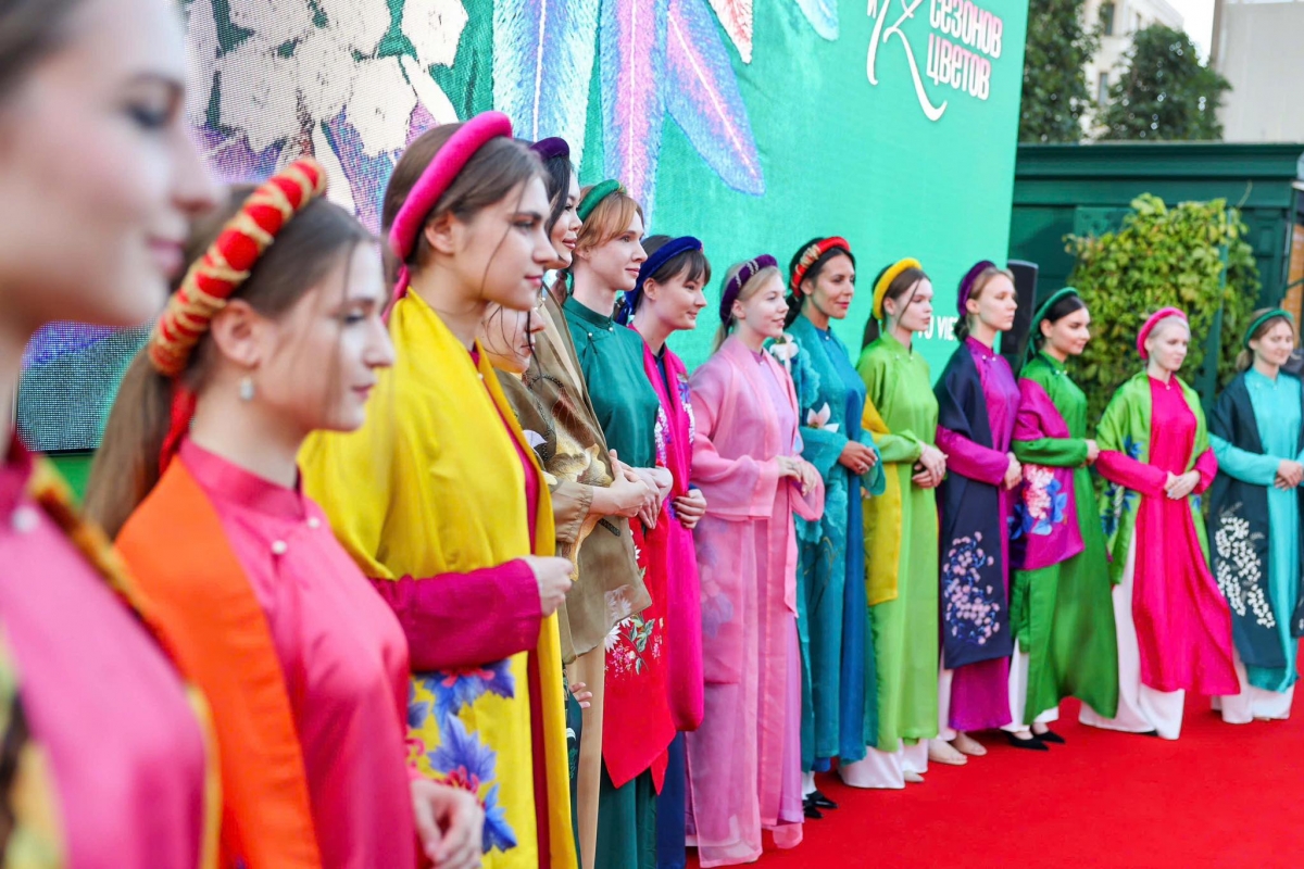 Bộ sưu tập áo dài "Hà Nội – 12 mùa hoa"