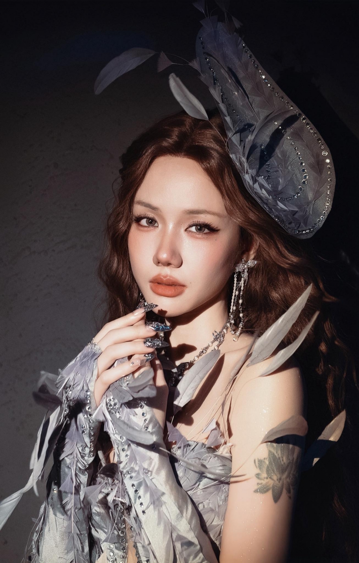 Phương Ly sinh năm 1990, là em gái của ca sĩ Phương Linh. Sở hữu ngoại hình xinh xắn, giọng hát đẹp, cô từng lọt top 16 cuộc thi Vietnam Idol 2010, thử sức ở chương trình X-Factor 2014. Nữ ca sĩ ghi dấu ấn với nhiều ca khúc trở thành hit như Mặt trời của em, Anh là ai, Thằng điên, Missing you, Anh là ngoại lệ của em... Năm 2025, cô tham gia chương trình Em xinh "say hi", dừng chân ở top 10, thắng giải phụ Em xinh thay đổi ấn tượng nhất. Đầu năm 2026, Phương Ly ra mắt MV Vỗ tay, chạm đến cảm xúc người xem bằng những khoảnh khắc đời thường mang tính truyền cảm hứng. 